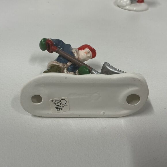 Dept 56 Snow Village “A HEAVY SNOWFALL” Set of 2 Figures Retired #5434-8 - Picture 8 of 12